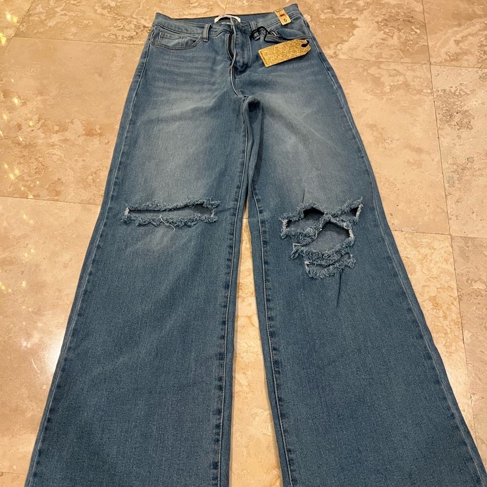 Blue Ripped, wide leg Jeans
Brand: Vibrant
Size: Women 5